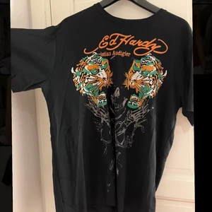 Ed hardy t-shirt - Svin cool ed hardy t-shirt, köpt på plick och aldrig använt sen dess! Storleken är xxl men skulle säga att den mer sitter som l, inga defekter, alla stenar sitter kvar