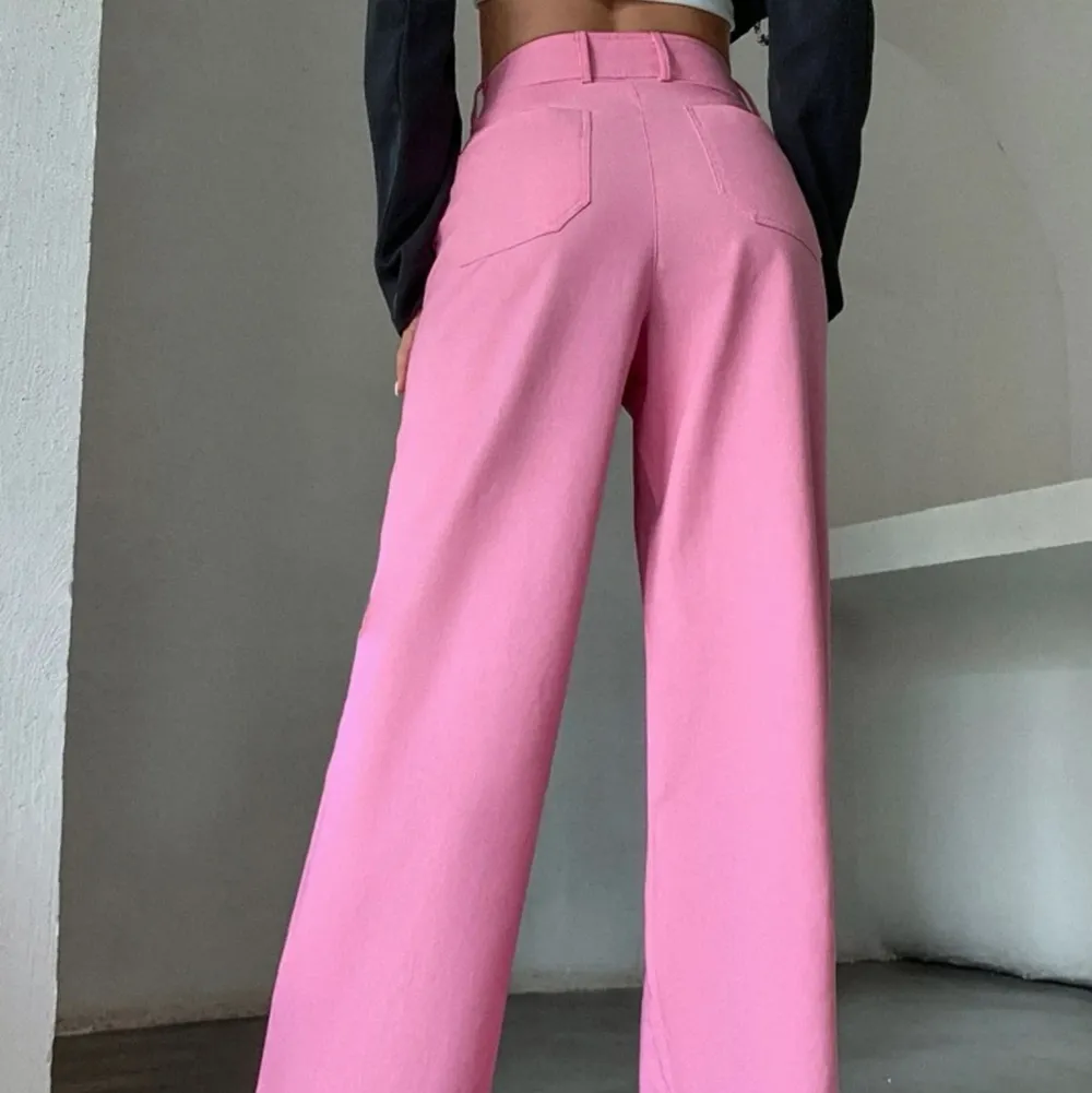 ett par vida rosa byxor från shein i storlek S!. Jeans & Byxor.