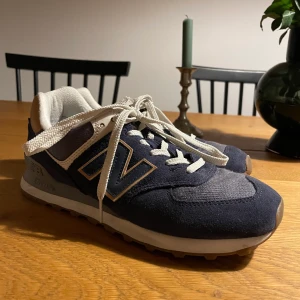 New Balance Navy - Fina New Balance Navy skor. Använt 2 gånger, så i stort sätt nyskick. Storlek 39.5!