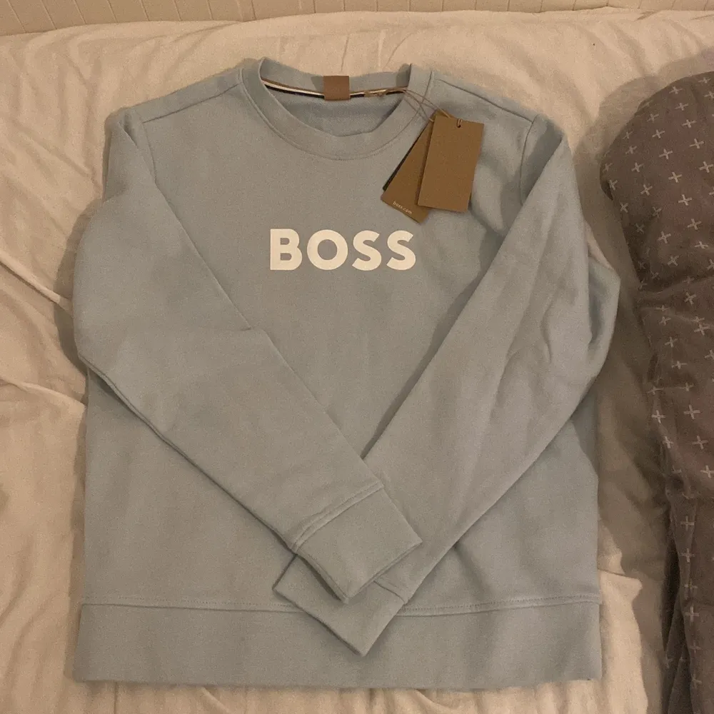 Säljer denna boss tröjan, pga att den är för stor. Den är helt ny och oanvänd prislappen är också kvar! Köpt för 1300 men säljer för 500. Hoodies.