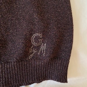 Vintage fest topp  - Glittrig topp från märket Guess by Marciano. Supersnygg!!  Är fortfarande osäker på om jag vill sälja men kom med ett bra bud så får vi se :)