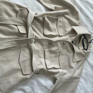 Kappa från Gina tricot - Säljer denna fina kappan som endast är använd 2 gånger, alltså är den i nyskick. Original pris ligger på 600kr