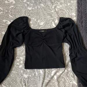 Bikbok tröja  - Säljer en jätte fin BikBok tröja i storlek S, inte jätte använd, säljer pga att de inte är min stil samt för liten runt brösten. Pris kan diskuteras vid snabb affär.