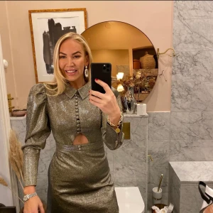 Adoore klänning - Helt ny Adoore klänning i storlek S från Party Collection. Klänningen är aldrig använd och etiketten sitter kvar. Slutsåld på Adoores hemsida.   Kan mötas upp i Stockholms innerstad eller skicka med post!