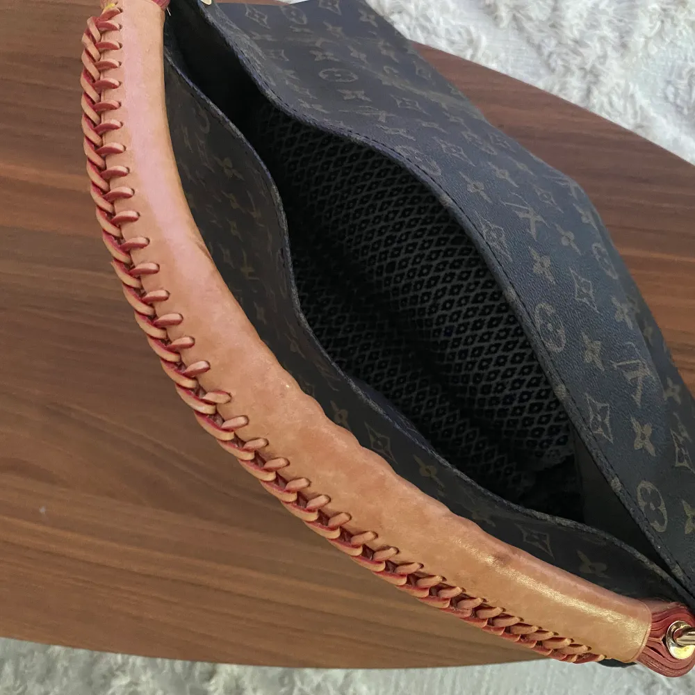 Louis vuitton Hobo bag säljes då jag inte använder den längre. I gott skick. Då det är en present kan jag inte garantera att den är äkta därav det låga priset. Alla tecken tyder dock på en äkta väska.  Upphämtas i Göteborg eller skickas.. Accessoarer.