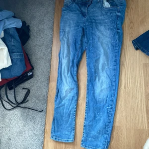 blåa jeans med stjärnor s - blåa straight jeans low waisted med stjärnor