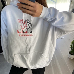 Hoodie - Vit hoodie med tryck ifrån asos❤️‍🔥Snyggt tryck och i fint skick! Den är oversized i modellen så ganska stor på mig som är 165✨