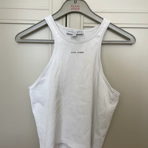 Nicki studios - Nicki studios x gina tricot. Aldrig använd, strl XL