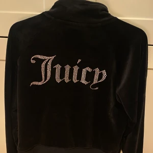 Juicy kofta  - Fint skick  Storlek L men jag har storlek S/M och den sitter bra på mig 