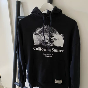 Hoodie med tryck på🖤 - Hoodie från pull and bear🖤 Säjs för 230kr + frakt. Storlek Xs men är mer utav en S hoodie!