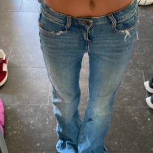 Mid rise jeans från Zara! Är 163, bra skick Slutsålda på zara!!! STARTAR BUDGIVNING, BUDA FRÅN 200