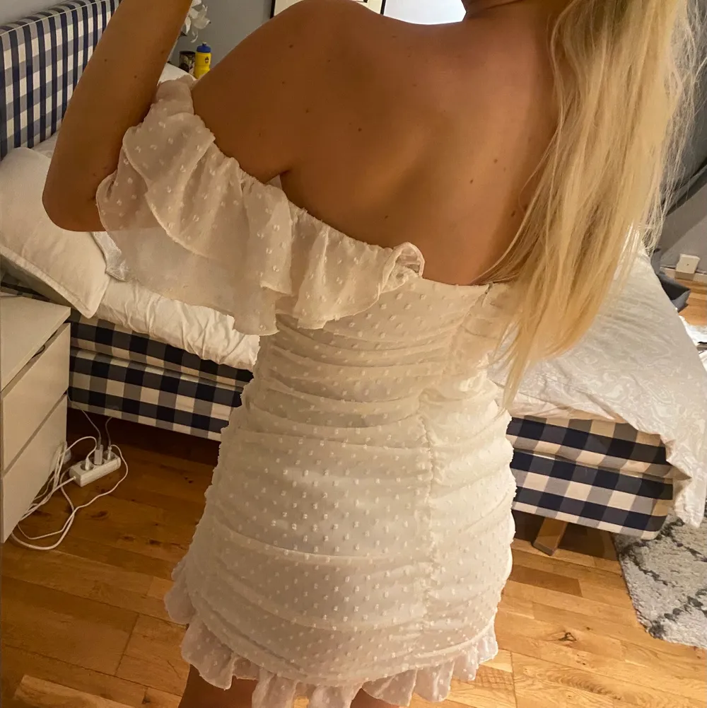 Säljer denna ursnygga vita  klänning med prickar och volanger från Zara i storlek L men passar mer som en S/M. Använd 1 gång. Köpt i Paris i Juni i år.. Klänningar.
