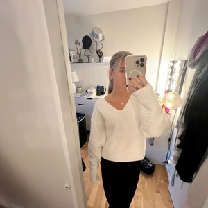 vit stickad  - jättefin vit stickadtröja frpn Hm i storlek L men är mer en stor S/M. kommer tyvärr inte till användning då den är för stor 