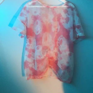 Tröja - En genomskinlig t-shirt. Storlek 140 men väldigt stor i storleken. Bra skick.