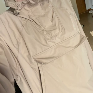 Jacka Arket - Vindjacka i anorakmodell från Arket. Använd vid ett fåtal tillfällen. Storlek medium, jag har vanligtvis small. Jag är 176cm. Köparen står för frakt men jag kan även mötas upp i Stockholm 