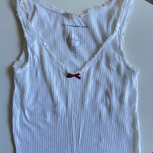 Odd Molly - Vitt linne från Odd Molly i storlek 1, motsvarade S. Pris 50 kr eller högstbjudande. Mycket fint skick, nästintill oanvänt. 