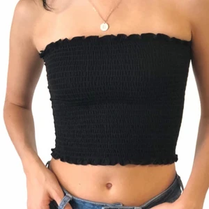 bandeau topp - Säljer denna bandeau toppen köpt från hm. Använt den endast vid 3 tillfällen annars har den bara legat i garderoben. Den är alltså i gott skick.