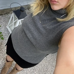 Grått turtle neck-linne - fint turtle-neck linne!  tjockare material, finns slits på vardera sida (bild) 