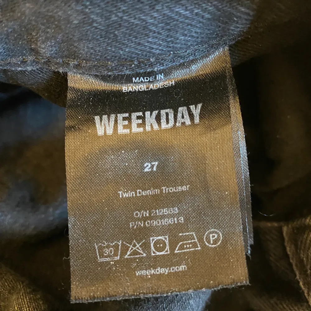 Lågmidjade jeans fram och högmidjade bak från weekday köpta i våras. Straight fit. Strl 27 🫶🏻 Vid intresse eller frågor, kontakta gärna mig❤️. Jeans & Byxor.