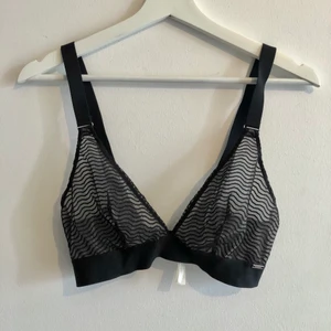 Bygellös mesh bh - Bygellös mesh bh från ella m/ lindex. I storlek M och använd 2 gånger så i väldigt bra skick!