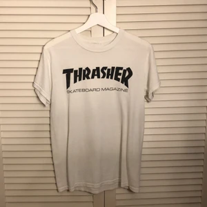 Thrasher t-shirt  - Säljer en vit thrasher t-shirt då jag inte använt den på över ett halv år. Använd ett fåtal gånger och är i bra skick. Tryck på bröstet. Storlek S. Skicka gärna ett meddelande vid intresse eller frågor☺️
