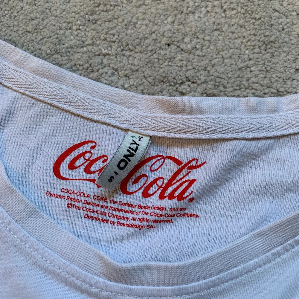 Väldigt fin T-shirt från coca cola. Använd ett par gånger, den har dock en fläck på underdelen, men tror den kan gå bort relativt lätt<3 Kan mötas upp eller skicka . T-shirts.