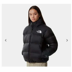 The North Face jacka - Säljer min jättefina North Face jacka som jag köpte förra vintern. Toppen skick. Köptes på The North Face hemsida för 3699kr. Jackan är varm och perfekt till vintern!💗 KÖP DIREKT FÖR 2000kr.  Köparen står för frakt!