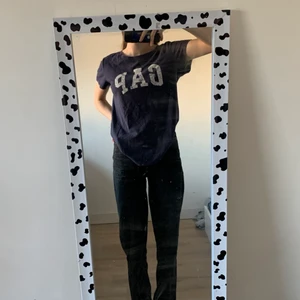 En marinblå T-shirt med text - En marinblå T-shirt som det står ”GAP” på och har aldrig använts || Köparen står för frakt ||