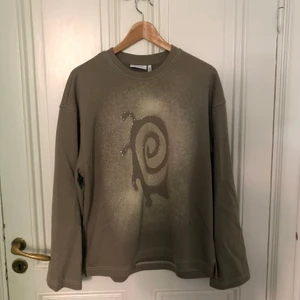 Tröja från weekday - nyköpt tröja från weekday. sparade inte kvittot och ångrade mitt köp. använd endast en gång. super skön och mysig att ha på sig, notera kristallerna på bröstet! super snyggt. står storlek xs men skulle mer säga M. frakt ingår ej. 