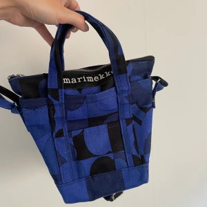 Marimekko axelremsväska  - En väska från Marimekko i modellen ”MILLI MATKURI RUUTU-UNIKKO SHOULDER BAG” I väldigt gott skick då den är använd fåtal gånger🍄🌻🥰 köpare står för frakt