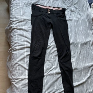 Freddy pants - Hej! Jag säljer ett par riktiga freddypants jag har aldrig använt dom för att dom är lågmidjade. Jag köpte dom för 1500 kr förra året och dom har bara legat i garderoben❤️ dom har en tråd vid rumpan för att få rumpan se större ut❤️