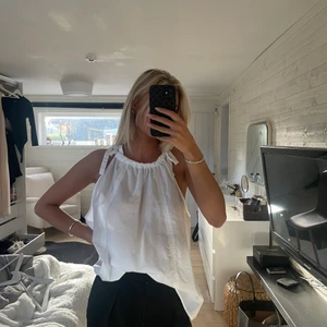 3 st plagg för 100:- - Bild 1: linne från H&M, strl M Bild 2: blus/skjorta från H&M, strl S Bild 3: tröja från vila, strl S. Alla 3 för 100:-, kan såklart säljas separat
