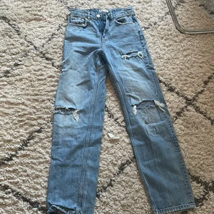 Jeans  - Jeans med hål. 