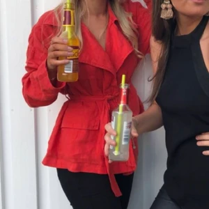 Röd linne jacka  - Jättefin jacka! Använd en gång. Sista bilden är lånad de andra två är mina egna ❤️
