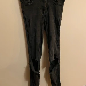 Svarta håliga jeans  - Fina svarta håliga jeans. Mjuka. Aldrig använda. 