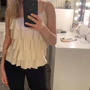 Missäy topp - Tänk kolla om någon är intresserad av att köpa denna super fina topp ifrån Missäy. Den är i ny skick, använd en gång eftersom att jag har liknade. Svår att få tag i då den bara säjs i en butik som enbart fins i Göteborg.❤️❤️❤️❤️