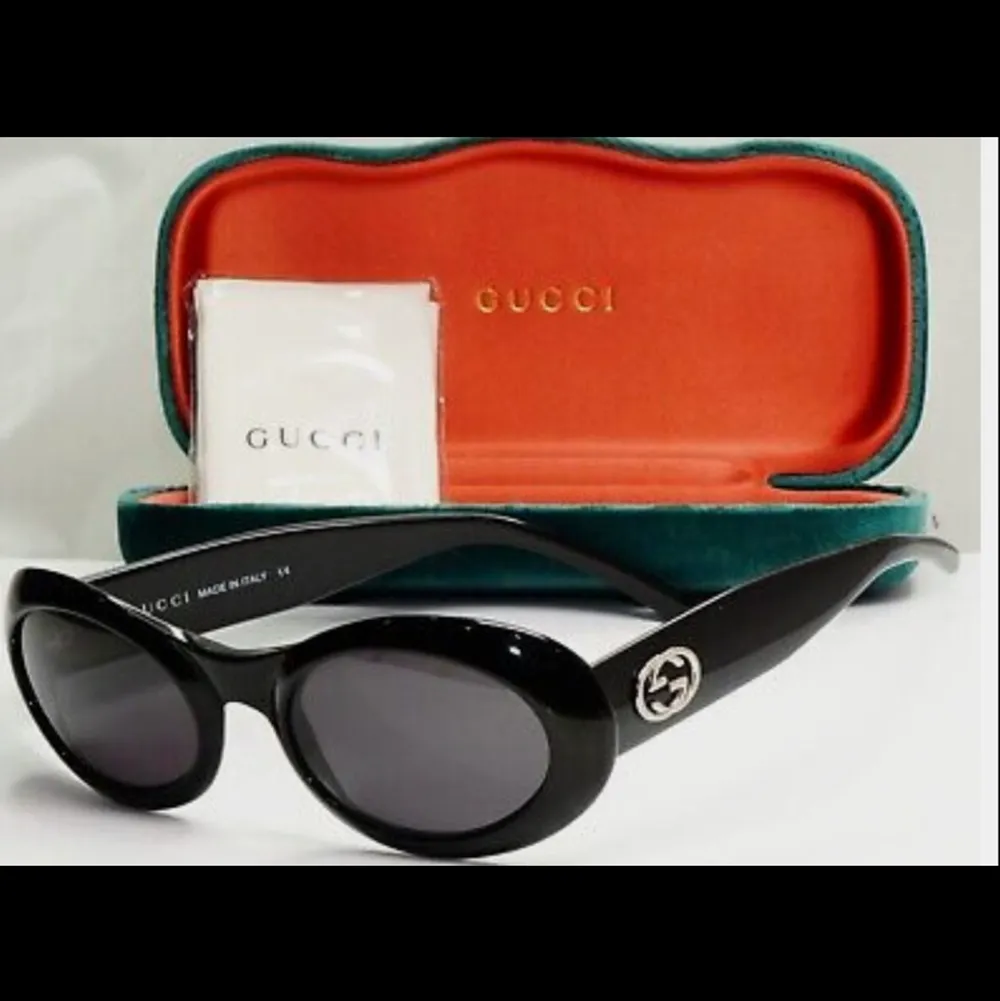 Gucci 1996 Vintage Black Sunglasses Oval Iconic Womens Fashion GG 2400/N/S 807.. Accessoarer.
