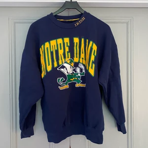 Vintage sweatshirt  - Säljer denna sweatshirt som jag köpte på beyond retro i Stockholm för 400kr. Säljer direkt för 250kr. Den är i storlek L men mer som M. Passar de flesta beroende på hur man vill att den ska sitta. Skriv vid frågor och intresse💕