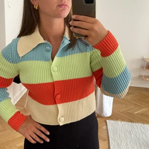 Stickad tröja - Randig stickad tröja från Zara! Endast använd en gång! Den röda knappen sitter lite löst men enkelt att fixa! 