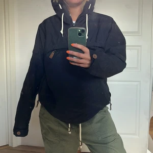 Snowboardjacka från dickies strl S - Pulloverjacka från dickies med 1 bröstficka plus två fickor på vardera sida  Fodrad med huva, sjukt varm och bekväm  Använd sparsamt en säsong