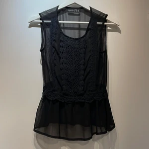 Svart topp med spetsdetaljer - Svart, genomskinlig topp. Fint skick