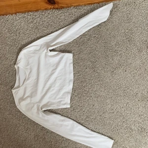 Croppad långärmad - Vit croppad långärmad tröja från shein. 