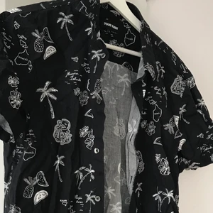 Sommarskjorta HERR - Säljer av min pojkväns kläder som inte används längre, och har använts väldigt sparsamt. Sommarskjorta i strl L.   Kan mötas upp i Norrköping men även posta. Personen står då för frakt 