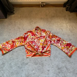 Mönstrad Zara skjorta  - Jätte fin skjorta från Zara, använd ett fåtal gånger. Säljer då jag inte använt den så pass mycket<3  Kan mötas upp och skicka