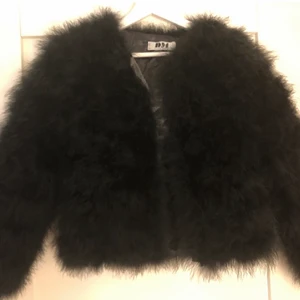 Höstjacka - Jättemysig höst/vårjacka! Nypris 1299. Inte äkta päls. Köpt för cirka 2 år sen men bara använd 1 gång. Köpt från Dennis Maglić. Vill bli av med snabbt!❣️ 