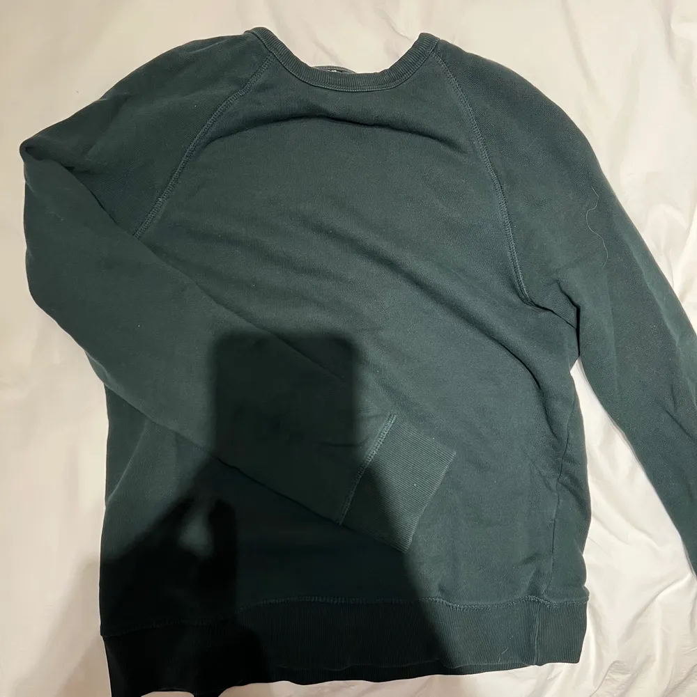 Mörkgrön sweatshirt, frakt 49 kr. Tröjor & Koftor.