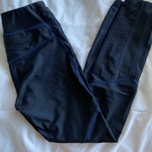 Träningsbyxor - Snygga träningsbyxor i funktionsmaterial. Väl använda så lite slitage. Osäker på varifrån de kommer och har också svårt att se storleken. Jag är 173 och se går inte riktigt ner till anklarna på mig. Skulle uppskatta de som storlek s💞 liten ficka där bak