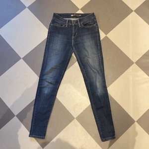 Levi’s jeans low skinny stl W25 L32 - Jag säljer ett par levi’s jeans i fint skick då de inte passar längre💕. Storleken är W25 och L32, low. Modellen heter Legging 0/25. Längden passar någon som är 160-170 och motsvarar en xs💕. Frakten står jag för! Skriv till mig för fler bilder💗