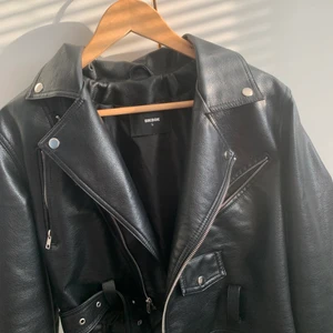 Skinnjacka BikBok - Supersnygg skinnjacka i bikermodell, 350kr inklusive frakt💕
