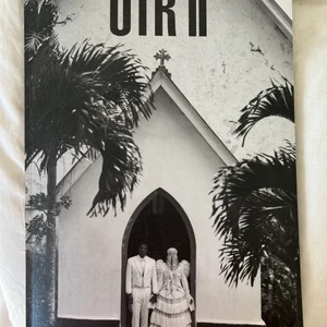 Beyoncé & jay Z merch - Från deras OTR II tour 2018, bok med exclusiva bilder från deras toour och musikvideos men även från annat med, köptes för 500kr från beyoncés egna hemsida, köparen står för frakten 💜